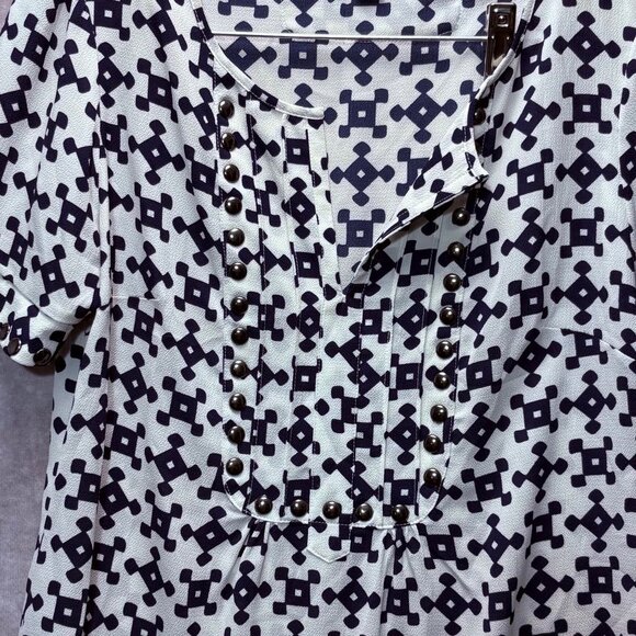 💙 41 Hawthorn Blue & White Geometric Button Detail Blouse 💙 - Picture 2 of 9
